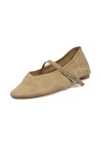 Bailarinas de ante en taupe con punta afilada, correa al tobillo con hebilla metálica y suela de perfil bajo. Textura suave y diseño minimalista.