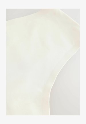 Hvidt stof med en glat, let skinnende overflade, der har et kurvet kantdesign. Materialet virker let og strækbart.