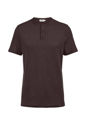 Donkerbruin henley-shirt met korte mouwen, drie knopen en een ronde hals, weergegeven op een witte achtergrond.