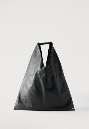 Borsa a mano triangolare in pelle nera con una texture morbida e un manico corto unico in alto su sfondo semplice.