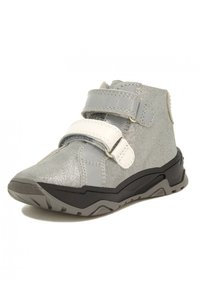 Scarpa alta per bambini di colore argento con una parte superiore testurizzata, due cinghie a strappo regolabili, suola nera e dettagli grigi.