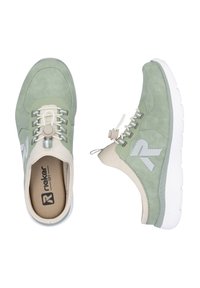 Baskets en daim vert avec des accents crème, lacets élastiques et semelles en caoutchouc. Présente un détail de logo sur le côté et une tige texturée.