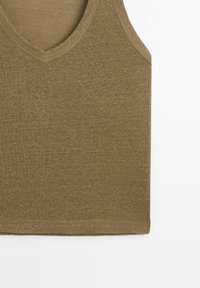 Olijfgroene tanktop met een V-hals, gemaakt van een gestructureerd, lichtgewicht materiaal. Eenvoudig ontwerp zonder zichtbare patronen of accenten.