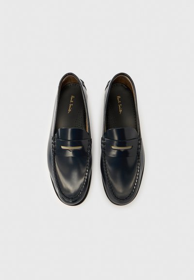 Marineblauwe leren loafers met een gladde afwerking, voorzien van een decoratieve leren strook over het bovenwerk en een met de hand gestikte randdetail.