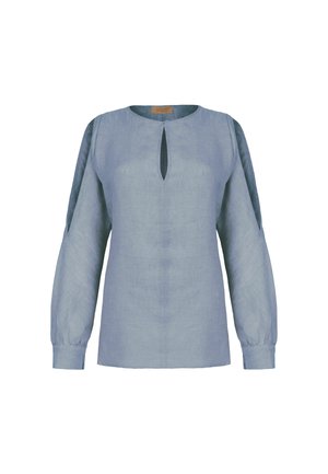 Helles blaues Leinenbluse mit rundem Ausschnitt, Schlüsselöffnungsverzierung und langen, puffartigen Ärmeln. Die Textur ist glatt mit einem subtilen Glanz.