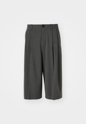 Bermuda grigie a righe con gamba larga, dotate di chiusura a bottone e parte anteriore plissettata. Realizzate in un tessuto testurizzato, presentano un design sartoriale.