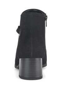 Schwarzer Wildleder-Stiefel mit Blockabsatz, seitlichem Reißverschluss und dekorativem Schnallenverschluss, von hinten auf einem weißen Hintergrund gezeigt.