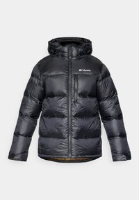 Schwarze Puffjacke mit Kapuze, ausgestattet mit einem Reißverschluss vorne, zwei Seitentaschen und einer Brusttasche. Glattes, glänzendes Material mit definierten Streifen.