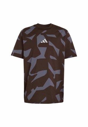 Maglietta marrone con motivo geometrico a mimetica grigia, scollo tondo e maniche corte. Presenta un piccolo logo del marchio bianco sul petto.