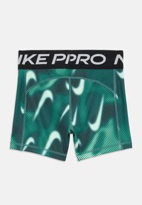 Shorts compressivi Nike Pro verde e neri con motivi a swoosh bianchi e una vita nera con il testo bianco "NIKE PRO".