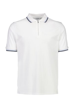 Biała koszulka polo z półsuwnym kołnierzem, z granatowymi i jasnoniebieskimi paskami na kołnierzu i rękawach, wykonana z gładkiego materiału.