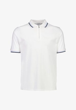 Biała koszulka polo z półsuwnym kołnierzem, z granatowymi i jasnoniebieskimi paskami na kołnierzu i rękawach, wykonana z gładkiego materiału.