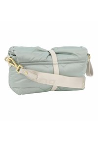 Polstrovaná, svetlomodrá crossbody taška vyrobená z mäkkého materiálu. Obsahuje krémový popruh s logom a zlaté kovové doplnky. Prešívaný dizajn na stranách.