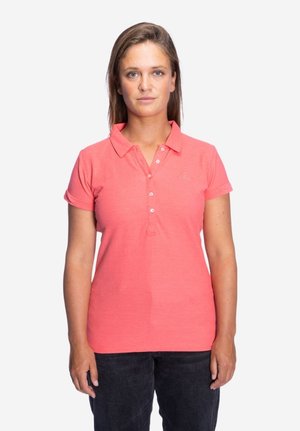 Koraalkleurig katoenen polo shirt met een kraag, korte mouwen en een placket met drie knopen; heeft een geborduurd logo op de linkerkant van de borst.