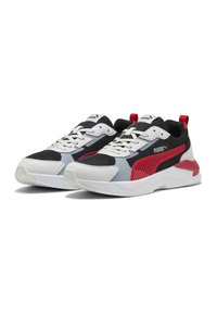 Męskie sneakersy z siateczkową cholewką w kolorze czarnym, szarym i białym, z czerwonymi akcentami, grubą białą podeszwą i wiązanym designem.
