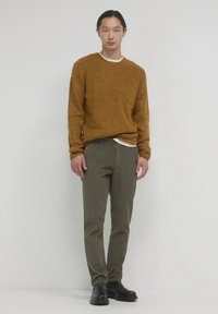 Calliope À COL RAS DU COU EN BOUCLÉ - Jumper - jaune