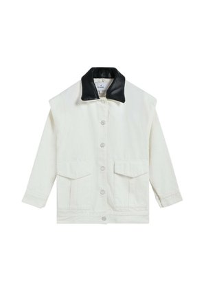 Chaqueta blanca con botones, dos bolsillos delanteros con solapa y un cuello negro contrastante.