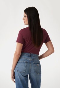 Guess SS CN ICON  - Majica kratkih rukava s printom - bordeaux