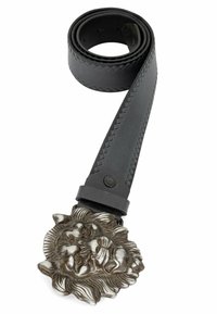 Ceinture en cuir noir ornée d'une boucle décorative en argent en forme de tête de lion avec une texture de fourrure détaillée et des caractéristiques faciales en relief. Bord à motif en losange.