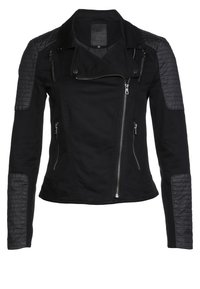 Veste noire cintrée avec des empiècements en cuir matelassé sur les épaules et les avant-bras, fermeture éclair asymétrique à l'avant et poches zippées sur la poitrine et les côtés.