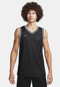 Sort atletisk jersey med V-halsdesign, der har hvide striber langs halsudskæringen og armhullerne. Fremstillet af åndbart stof.