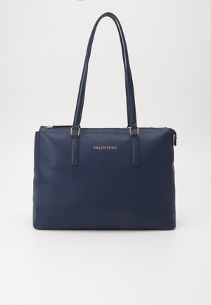 Granatowa skórzana torba typu tote Valentino z podwójnymi paskami na ramię i złotym logo z przodu na białym tle.