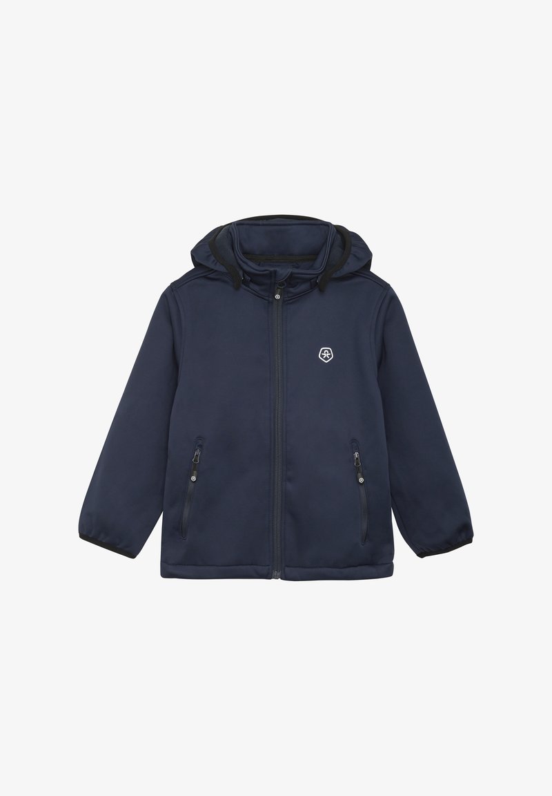 Veste softshell bleu marine avec capuche, fermeture éclair sur le devant, deux poches latérales et un logo brodé sur la poitrine. Texture lisse, design décontracté.