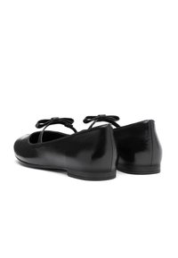 Bailarinas de charol negro con punta redonda y un pequeño lazo en la parte frontal, con un tacón plano y textura suave.