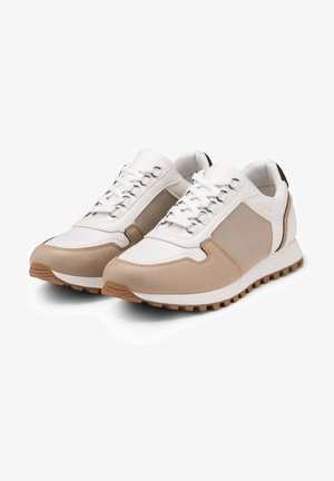 Sneakers med en beige och vit färgschema, med läder och mesh-material, rund tå, snörning och texturerad gummisula.