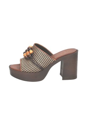 Sandalo marrone con tacco con cinturini intrecciati e testurizzati e perle decorative in legno marrone scuro e chiaro sulla parte superiore, suola platform e tacco spesso.