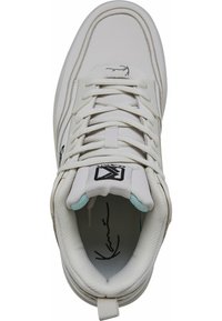 Bela teniska z teksturiranim zgornjim delom, kontrastno sivo šivanje, podložen jezik in svetlo modri poudarki. Ima vezalke in teksturirano notranjost.