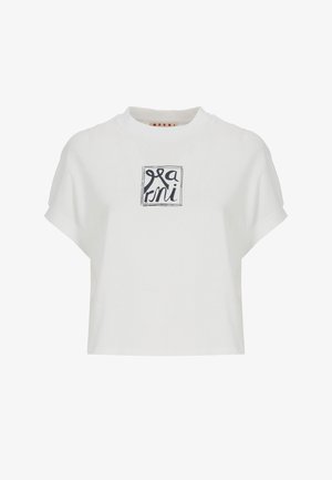 T-shirt bianca corta con maniche corte, caratterizzata da un logo quadrato astratto nero con testo stilizzato "Marni" al centro.