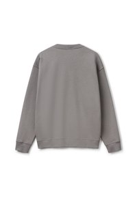 Sweat-shirt gris avec un col rond, des manches longues, des poignets et un ourlet côtelés, présentant une texture lisse et une silhouette décontractée.
