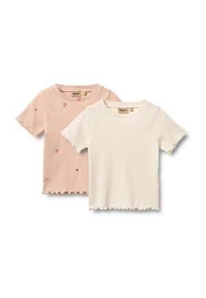 Dwie dziecięce koszulki z krótkim rękawem z prążkowanej bawełny, jedna gładka kremowa, druga jasnoróżowa z drobnymi kwiatowymi nadrukami, obie z falbankowymi wykończeniami.