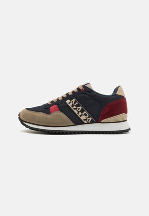 Sneaker con tomaia blu navy, dettagli in suede beige, particolari rossi e suola in gomma, con il logo "NAPA" sul lato.