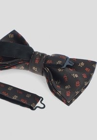 Czarny muszka z żebrowanej tkaniny, z kwiatowym wzorem w kolorze czerwonym i beżowym. Posiada regulowany pasek zapewniający pewne dopasowanie.