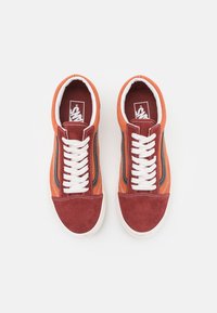 Vans OLD SKOOL UNISEX - Joggesko - earth tones/autumn leaf