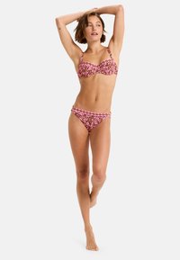 Bh og bikini sæt med pink blomster mønstre på en brun baggrund; justerbare stropper; blødt stof; minimalistisk design.