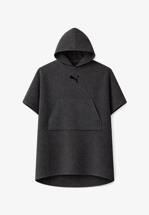 Mann trägt einen dunkelgrauen Kapuzenhandtuch-Poncho mit kurzen Ärmeln, Kängurutasche und Puma-Logo, steht mit den Händen in den Taschen.