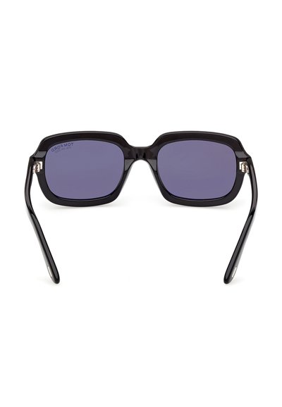 Lunettes de soleil rectangulaires noires avec des montures épaisses et des verres violet foncé, vues de face sur un fond blanc.