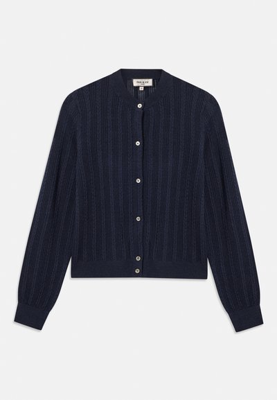 Cardigan bleu marine avec texture côtelée, encolure ronde et six boutons de fermeture. Manches longues avec poignets ajustés, en matériau tricoté doux.