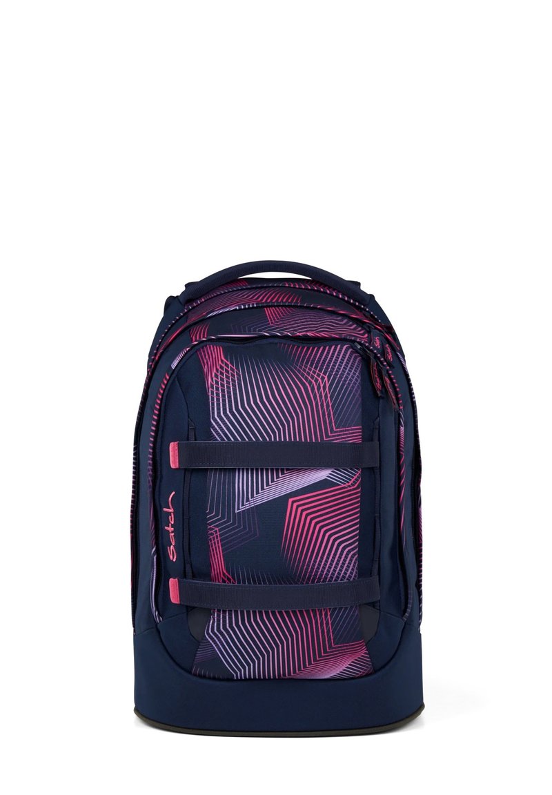 Sac à dos en tissu bleu foncé, orné d'un motif géométrique rose et violet. Il dispose de deux sangles à l'avant et d'une poignée supérieure.
