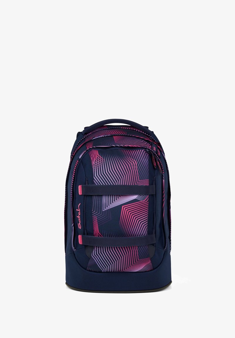 Zaino con un tessuto blu scuro, caratterizzato da un motivo geometrico in rosa e viola. Ha due cinghie frontali e un manico superiore.