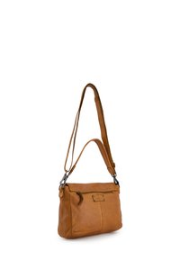 Koffiekleurige leren schoudertas met een ritssluiting, verstelbare schouderband en zilverkleurig beslag. Gladde textuur met een rechthoekige vorm.