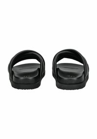 Ciabatte nere slip-on con due ampie cinghie, superficie liscia e suola testurizzata, caratterizzate da un design minimalista e senza hardware visibile.