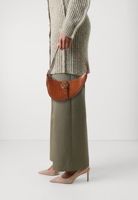 Vero Moda VMKYRA SHOULDER BAG - Borsa a mano - cognac