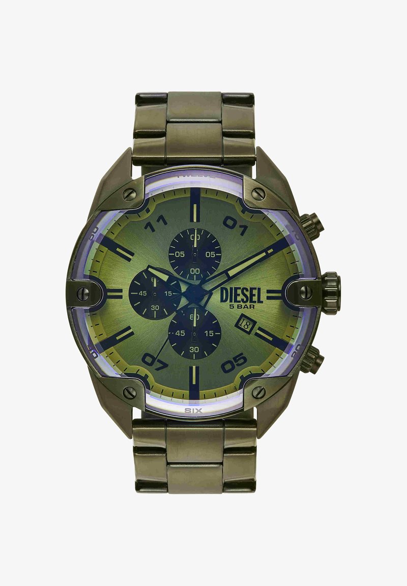 Montre chronographe Diesel en métal avec cadran vert, trois sous-cadrans, guichet de date et bracelet à maillons métalliques, réglée à 10:09:10.