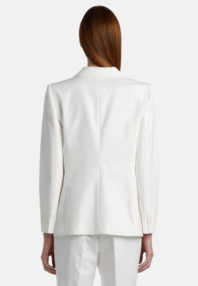 Witte getailleerde blazer met lange mouwen, reverskraag en knoopmanchetten. Heeft een gladde textuur en een gestructureerde pasvorm aan de achterkant.