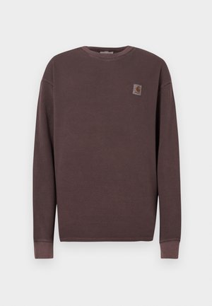 Mørkebrun langærmet skjorte lavet af ribstrikket stof. Har rund halsudskæring og en lille firkantet logo-patch på venstre bryst.