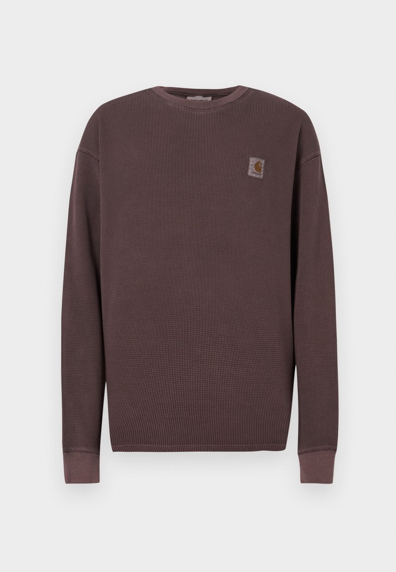 Mørkebrun langærmet skjorte lavet af ribstrikket stof. Har rund halsudskæring og en lille firkantet logo-patch på venstre bryst.